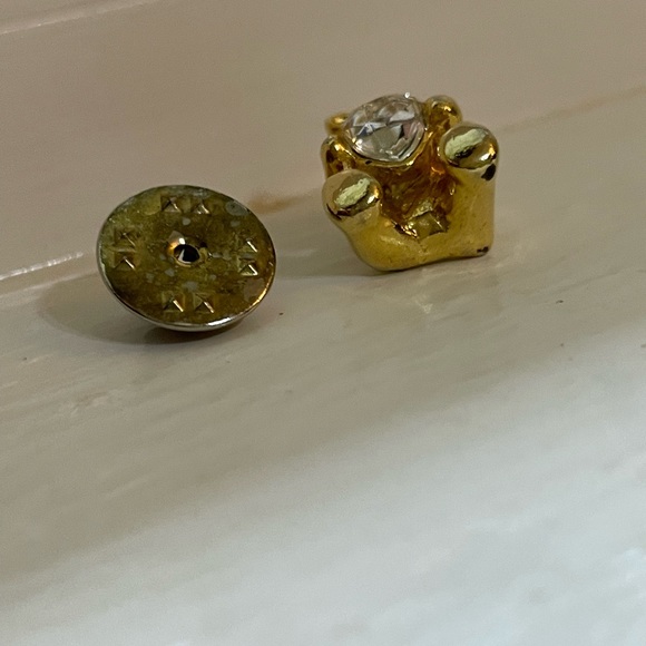 VINTAGE GOLD TONE BEAR HOLDING RHINESTONE HEART BROOCH PIN - Picture 2 of 8